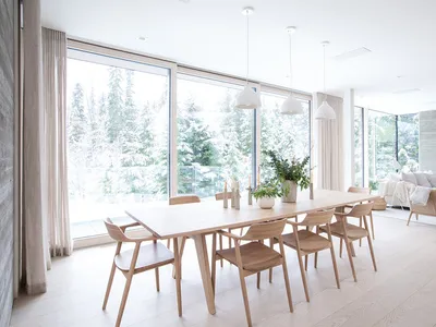 現代餐廳配有木質家具與大型窗戶，窗外可見雪景森林