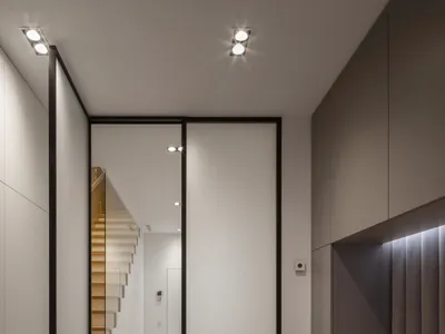 現代臥室，展現木地板與大理石牆面。