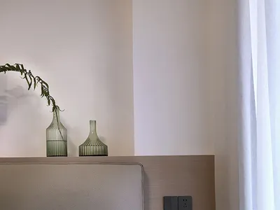 現代簡約臥室，配備舒適家具與優雅裝飾。