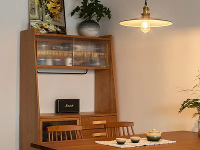 現代廚房內有柚木製成的餐桌、餐椅與置物架，搭配盆栽植物與吊燈。