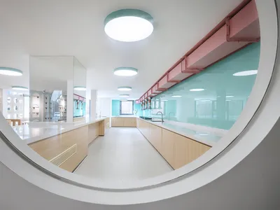 現代廚房室內，搭配木質櫥櫃與透明玻璃背板。