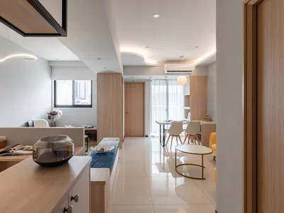 現代住宅廚房與餐廳，搭配柔軟層壓地板、白色家具與自然光線。