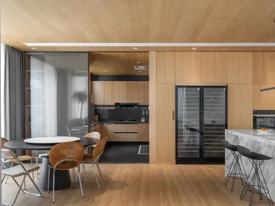Modern kitchen interior featuring a combination of wood and marble materials.