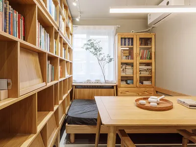 簡約臥室內擺放全木質家具與大型書架。