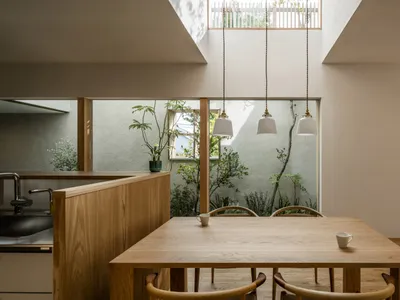 簡約風格的餐廳與廚房空間，搭配木質家具並可眺望花園景色。