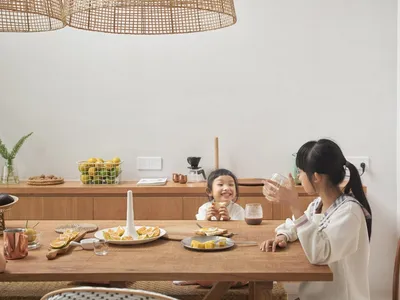 簡約餐廳中的木質餐桌，擺放水果與飲料。