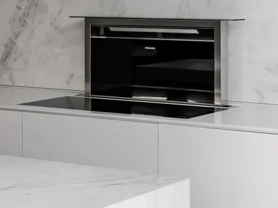 現代廚房配備大理石檯面、 backsplash 及牆面
