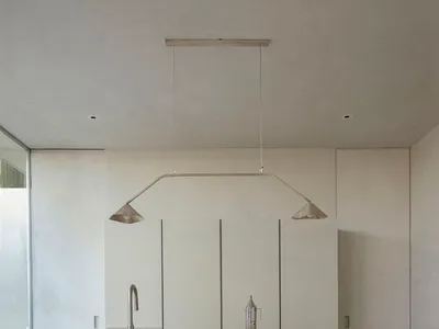 現代廚房搭配水磨石檯面與極簡設計元素