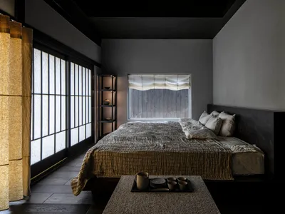 一間當代簡約臥室，融入木質元素。
