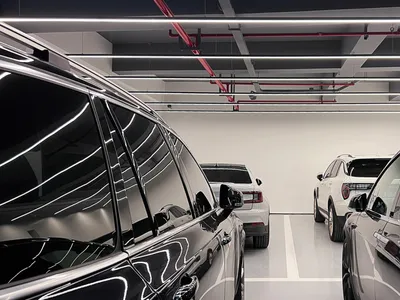 汽車展示間內部採用金屬飾面