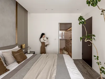 A modern minimalist bedroom featuring natural materials and a serene atmosphere.