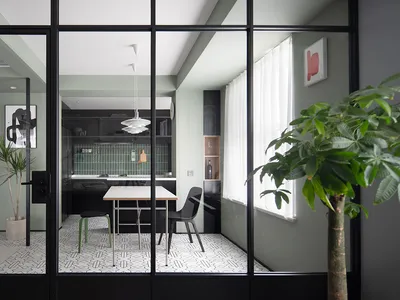 現代廚房與餐廳區域，配有餐桌椅、現代燈具，以及混合材質設計。