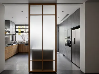 當代廚房室內，採用現代材料與設計。