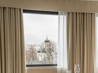 一間現代廚房，搭配透明窗簾與戶外景觀。