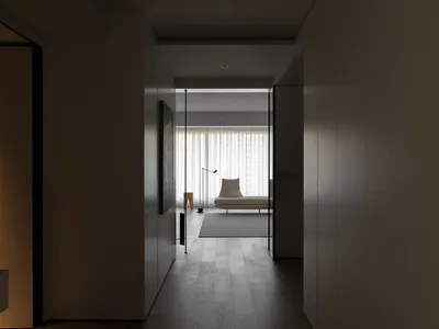 現代極簡臥室，搭配混凝土元素與玻璃窗。