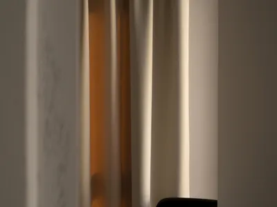 極簡臥室內擺放黑色椅子，床上鋪著黑白條紋寢具，薄紗窗簾透進柔和光線