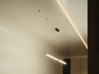 現代廚房配有綠色大理石檯面與黑色水龍頭