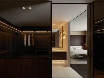 現代住宅臥室套房，採用高品質材料與俐落設計。