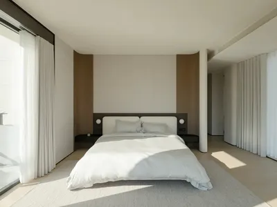 現代簡約臥室，搭配白色床具、木質元素與大面窗戶。