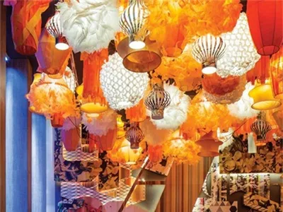 明亮的飯店休息區，擺放色彩繽紛的抱枕、裝飾燈光，營造活潑氛圍。