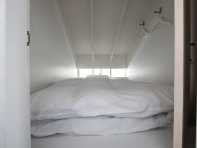簡約現代閣樓臥室中的白色床品