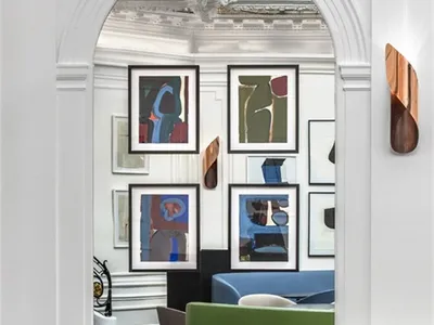 現代極簡餐廳室內，搭配木質餐桌與餐椅