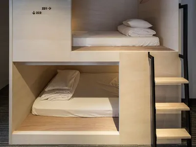 簡約臥室，配有木質雙層床