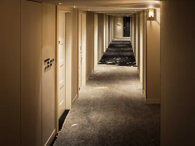 酒店走廊的室內設計，鋪設地毯地板。