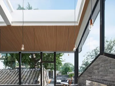 現代簡約餐廳室內，搭配木質家具與大型玻璃窗。