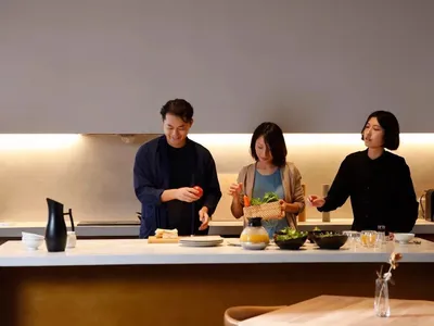 現代廚房配有混凝土檯面與極簡設計。