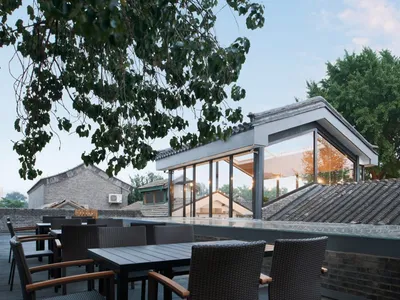 A modern restaurant bar featuring glass and concrete materials.
