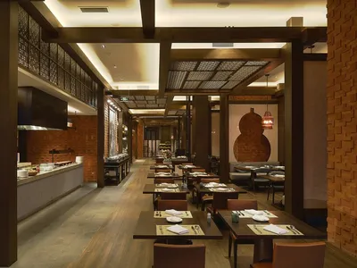 現代廚房空間，擁有磚牆與木地板，設有長餐桌、座椅及多種用餐配置