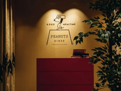 木製吧台配有「Peanuts Diner」招牌。