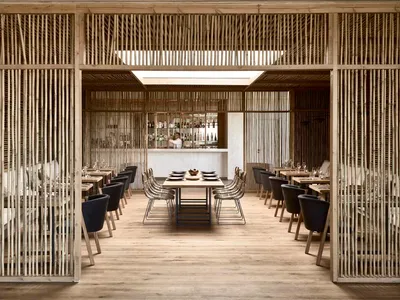 現代餐廳採用木質室內設計，設有餐桌、座椅與吧檯。