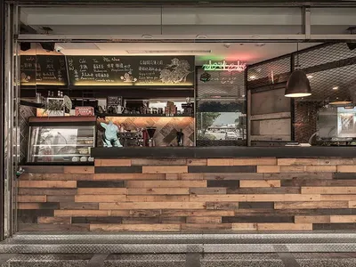 現代咖啡店店面，搭配木質吧台與菜單黑板