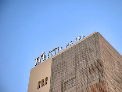 飯店建築的現代金屬外觀