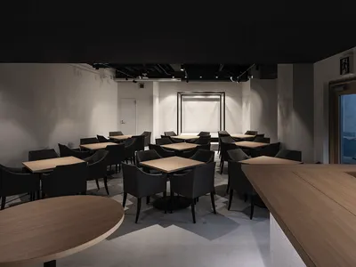 溫馨餐廳內部，木製餐桌搭配黑色椅