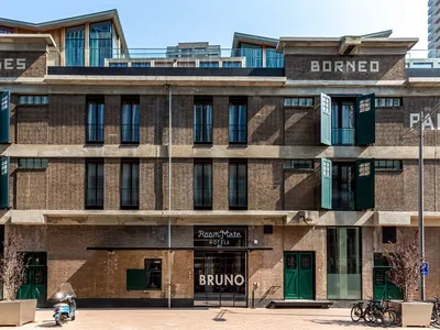Bruno RoomMate Hotel 採用現代設計，搭配磚牆與混凝土外觀材質。