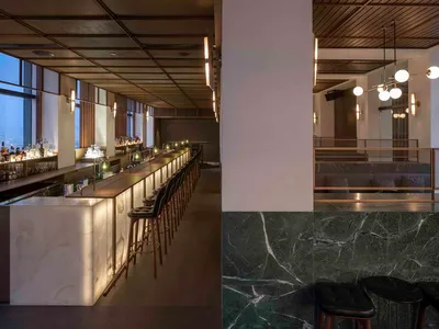 現代工業風餐廳酒吧內部視角，展現大理石與混凝土材質