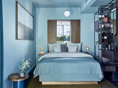 A minimalist bedroom with a blue color scheme.