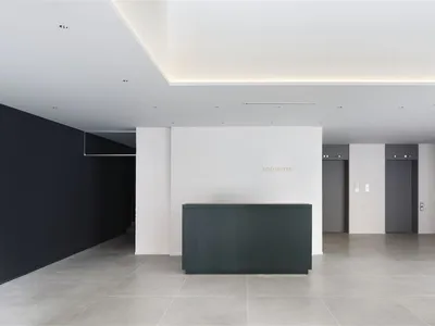 現代酒店大廳，採用俐落黑白設計元素。