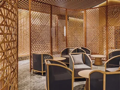 極簡餐廳室內空間，搭配木質建築與家具。
