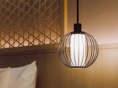 極簡臥室搭配木質紋理牆面、白色床品及現代吊燈。