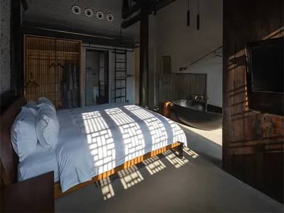 工業風臥室，採用混凝土地板與床鋪。
