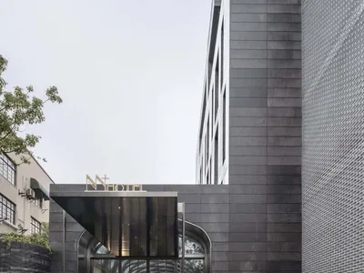 現代飯店入口，展現玻璃、金屬與石材