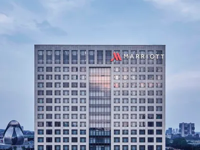 現代飯店建築外觀，搭配玻璃窗與混凝土外牆。