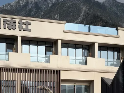 現代建築設計，飯店外觀設有混凝土遮蓋。