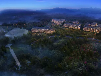 夜間俯瞰住宅式度假酒店複合建築，外觀燈光點綴，照亮周邊環境。