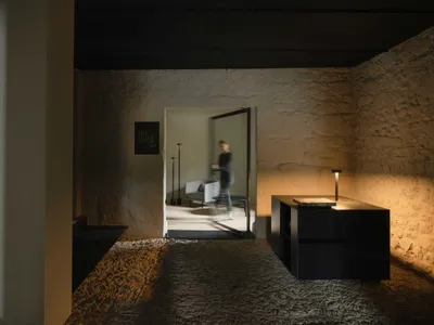 簡約的酒店大廳採用現代設計，搭配混凝土牆面與地板，以及俐落的家具。