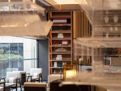 Contemporary restaurant design featuring black marble accents and mixed materials.